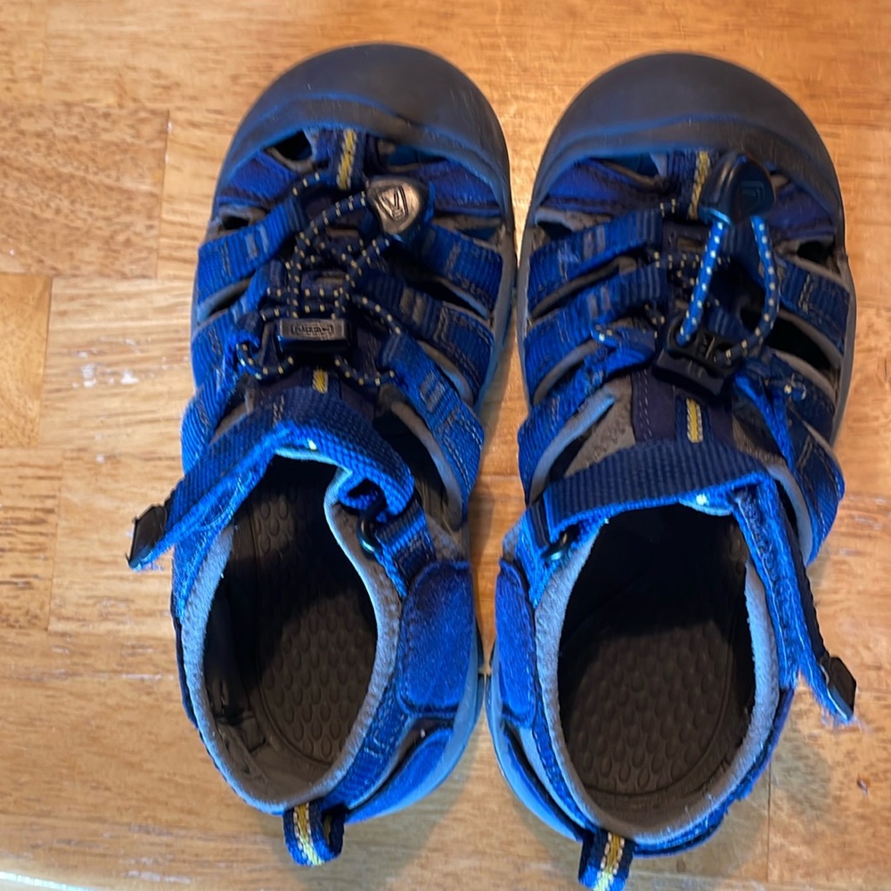 Boys Keen play shoes size 12